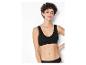 Une femme porte un soutien-gorge et une culotte noirs sans couture.