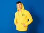 Un homme porte un sweat à capuche jaune avec un logo Lidl.