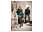 Deux hommes posent des carreaux pendant un projet de rénovation.