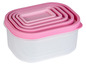 Un ensemble de quatre boîtes de rangement en plastique roses.
