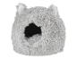 Un lit pour chat en peluche grise avec des oreilles.