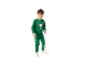 Enfant portant un survêtement Peanuts vert.