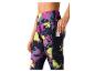 Femme portant un legging de sport à motifs colorés.