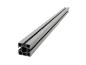 Profilé en aluminium argenté avec section carrée et rainures internes