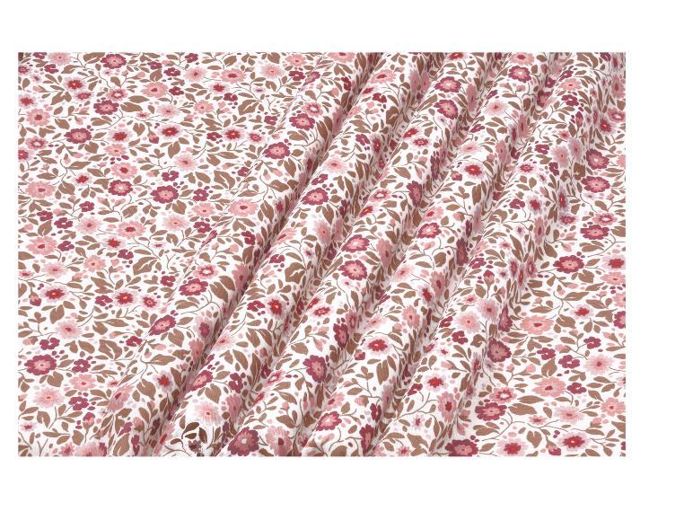 Tissu en coton à motif floral de fleurs roses et de feuilles marron sur fond blanc.