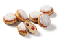 Beignets au sucre glace et à la confiture de cerises, un coupé en deux.