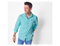 Un homme portant une chemise bleu clair Horsefeathers.