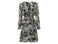 Une longue robe noire et blanche à imprimé animal.