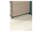 Détail de la base d'un rangement à chaussures en tissu beige avec pieds noirs.