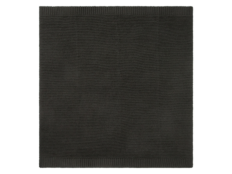 Une couverture en tricot gris foncé à texture épaisse.