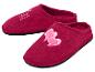 Paire de chaussons en feutre rouge, l'un brodé 'LOVE', l'autre avec des cœurs roses.