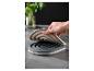 Un dessous de plat en silicone gris et beige pour casseroles et poêles chaudes.