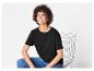 Une femme porte un t-shirt noir et un jean bleu.