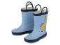Deux bottes de pluie bleues avec un motif de girafe.