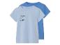 Deux t-shirts pour enfants : un bleu clair avec un toucan, un bleu foncé.