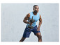 Un homme en tenue de sport utilisant une haltère pour faire de l'exercice.