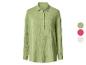 Chemise femme vert clair à manches longues avec boutons et col.