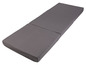 Un matelas pliable gris pour le camping.
