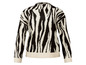 Un pull rayé blanc et noir à imprimé zèbre.