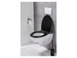 Des toilettes blanches avec un abattant de toilette noir et une brosse de toilette noire.