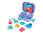 Ensemble de jouets de plage pour enfants avec une valise violette, une pelle, un râteau et des moules à sable.