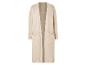 Une veste en tricot beige à manches longues.