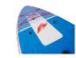 Avant d'une planche de SUP gonflable bleue et blanche avec des cordons élastiques rouges