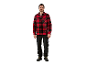 Homme portant une chemise à carreaux rouge et noire et un pantalon de travail.