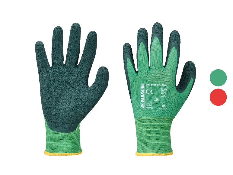 Gants de travail verts avec texture antidérapante et bordure jaune.