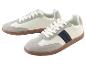Deux paires de baskets blanches avec des accents bleus.