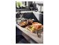 Billot de cuisine en bois SILVERCREST® sur le plan de travail à côté de casseroles en cuivre.