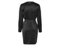 Une robe noire en satin à manches longues.