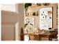 Tableau blanc, bureau organisé avec plantes et casque audio.