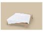 Couette blanche sur un lit en bois avec des draps beiges.