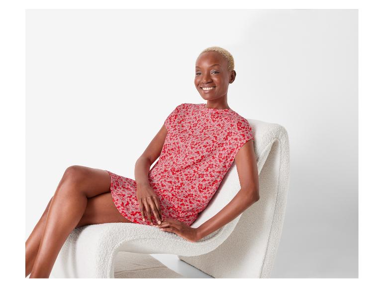 Robe fleurie rouge et chaise en fausse fourrure.