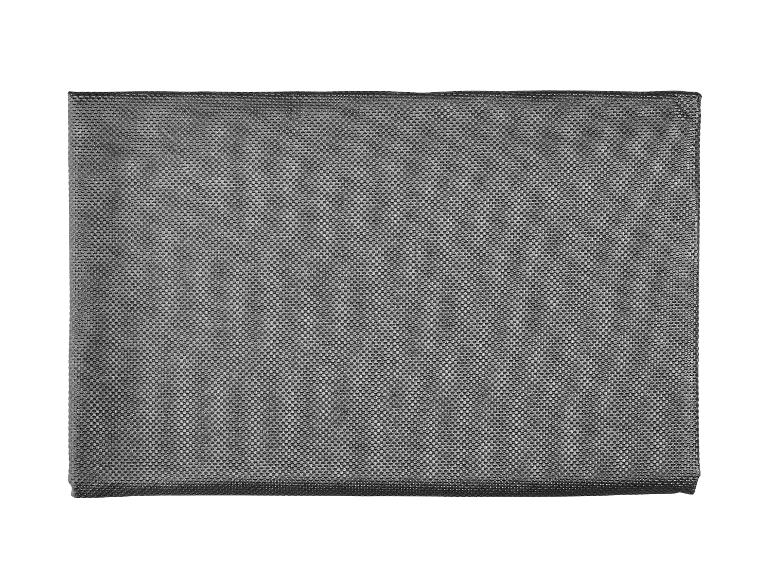 Tissu gris texturé avec un motif fin, plié en carré.