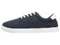 Baskets basses bleu marine pour hommes avec lacets et semelle blancs.