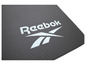 Un tapis de yoga Reebok noir à texture.