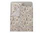 Parure de lit avec motif floral de pivoines roses claires et blanches sur fond beige.