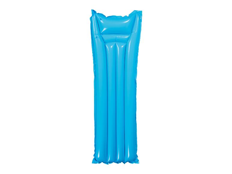 Matelas pneumatique bleu pour la piscine.