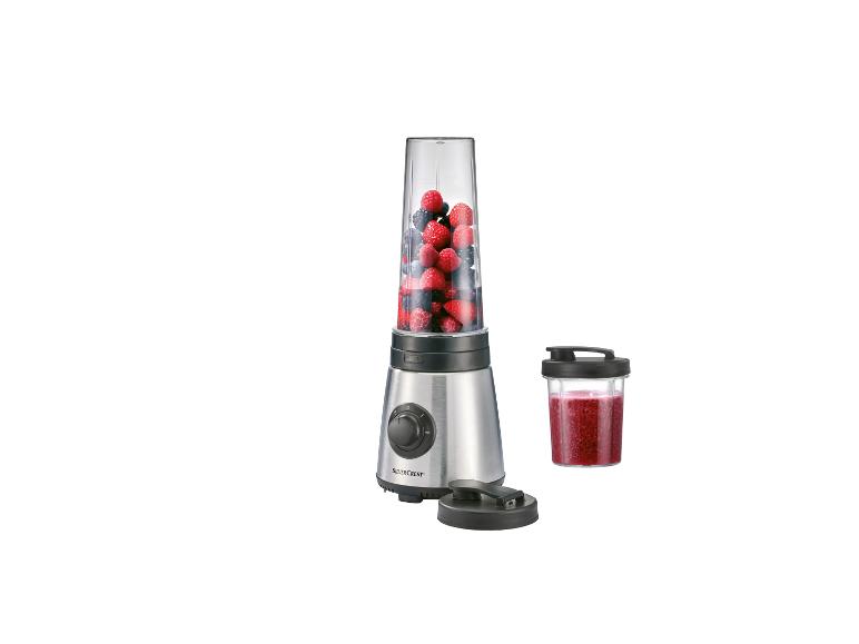 Un blender SilverCrest avec des baies et un smoothie