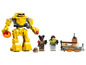 Ensemble LEGO avec robot jaune, minifigurines et bâtiment.