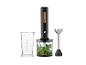Mixeur plongeant noir avec accents en bois, bol hachoir avec herbes et verre doseur.