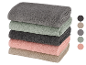 Une pile de serviettes douces dans différentes nuances de gris, beige et rose.