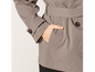 Gros plan sur un trench-coat beige avec ceinture.