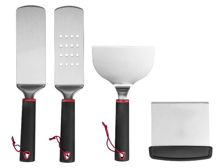 Ensemble de quatre spatules et d'un racloir de barbecue en acier inoxydable avec poignées noires.