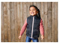 Une fille portant un gilet bleu avec des accents roses.