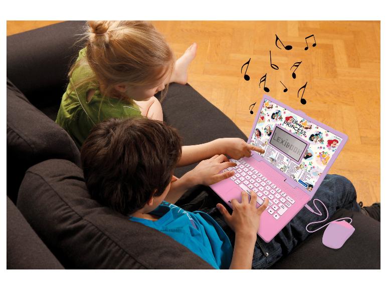 Deux enfants jouent avec un ordinateur portable rose Lexibook Disney Princess sur un canapé.