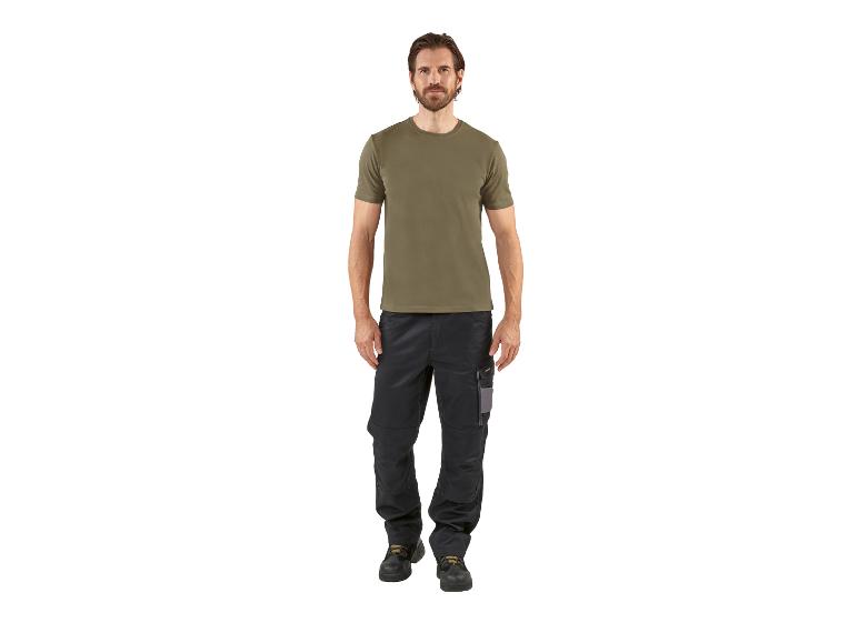 T-shirt et pantalon de travail : vêtements professionnels.
