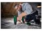 Un homme utilise une perceuse-visseuse Parkside et une batterie X20V Team.